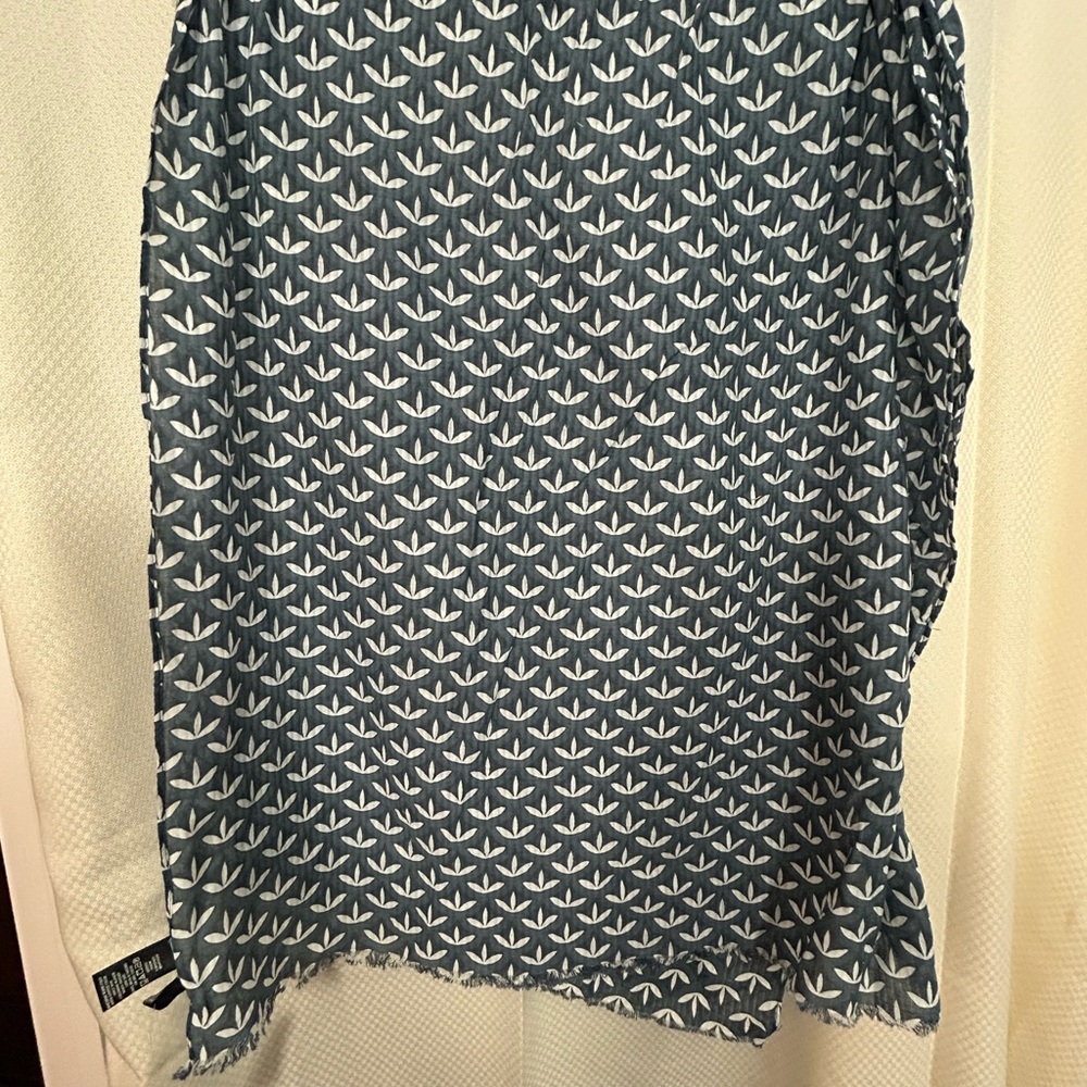 Ann Taylor Outlet Navy and White Leaf Print Scarf NWT